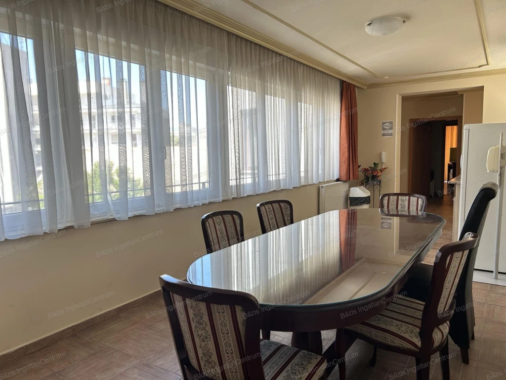 Baja belvárosában eladó egy újszerű, 105 m2-es téglaépítésű lakás