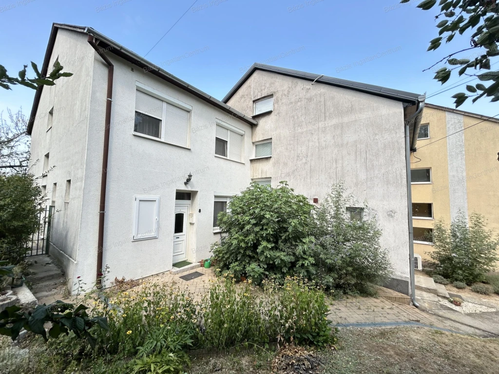 Szekszárd Bakta városrészben 3 szintes, 202 m2-es, sorházi tégla lakás eladó