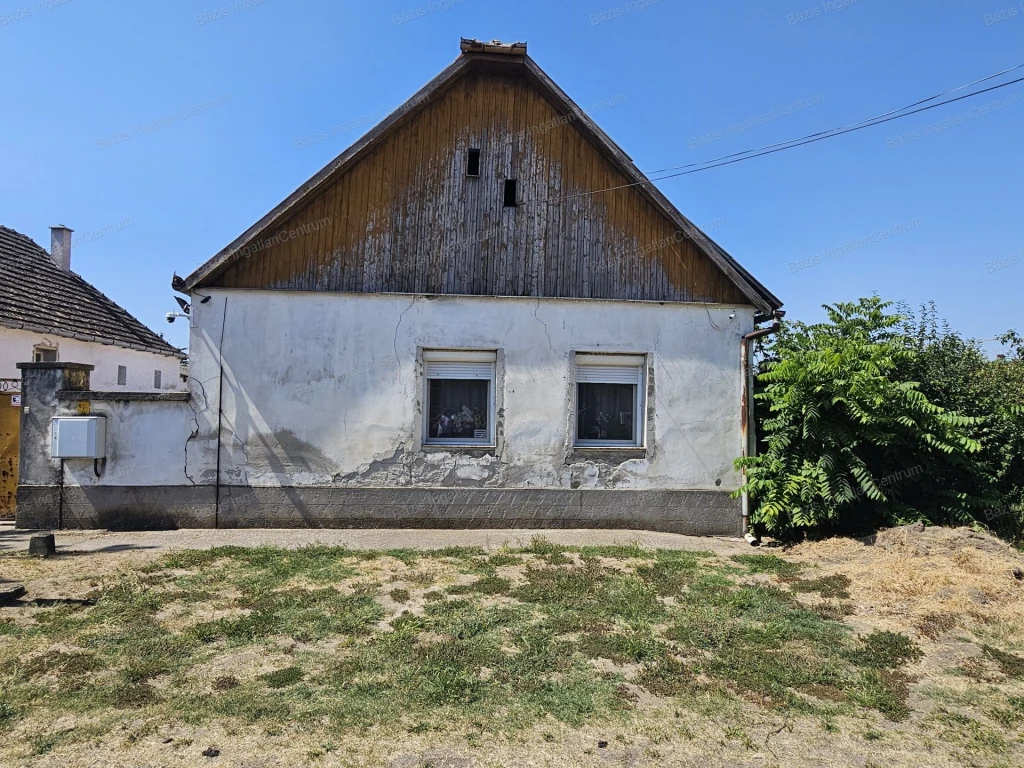 Bács-Kiskun megye Kunbaja, 96 m2-es vegyes falazatú családi ház eladó.