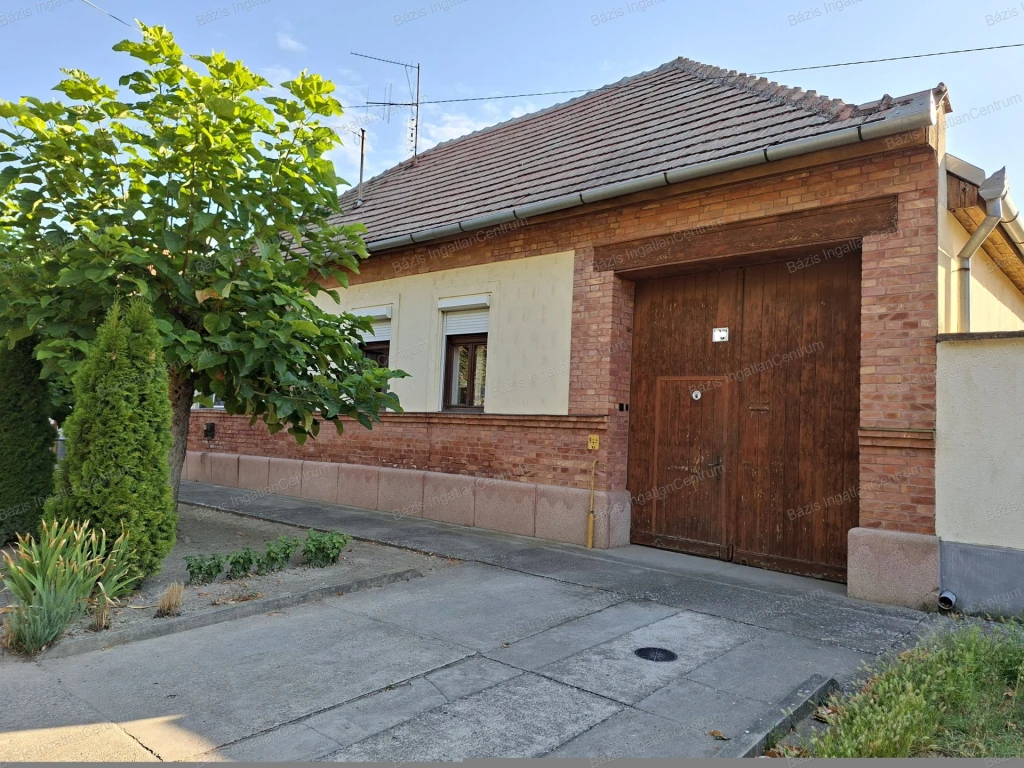 Bácsalmás központhoz közeli részén 150 m2-es családi ház eladó