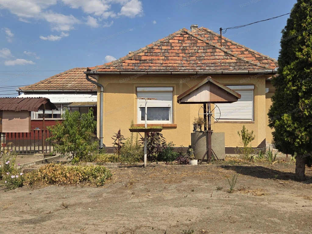 Kisszálláson 94 nm-es családi ház eladó 939 nm-es telken
