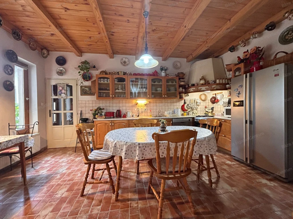 Mőcsény Palatincán 7200m2-es telekkel felújított vidéki otthon eladó
