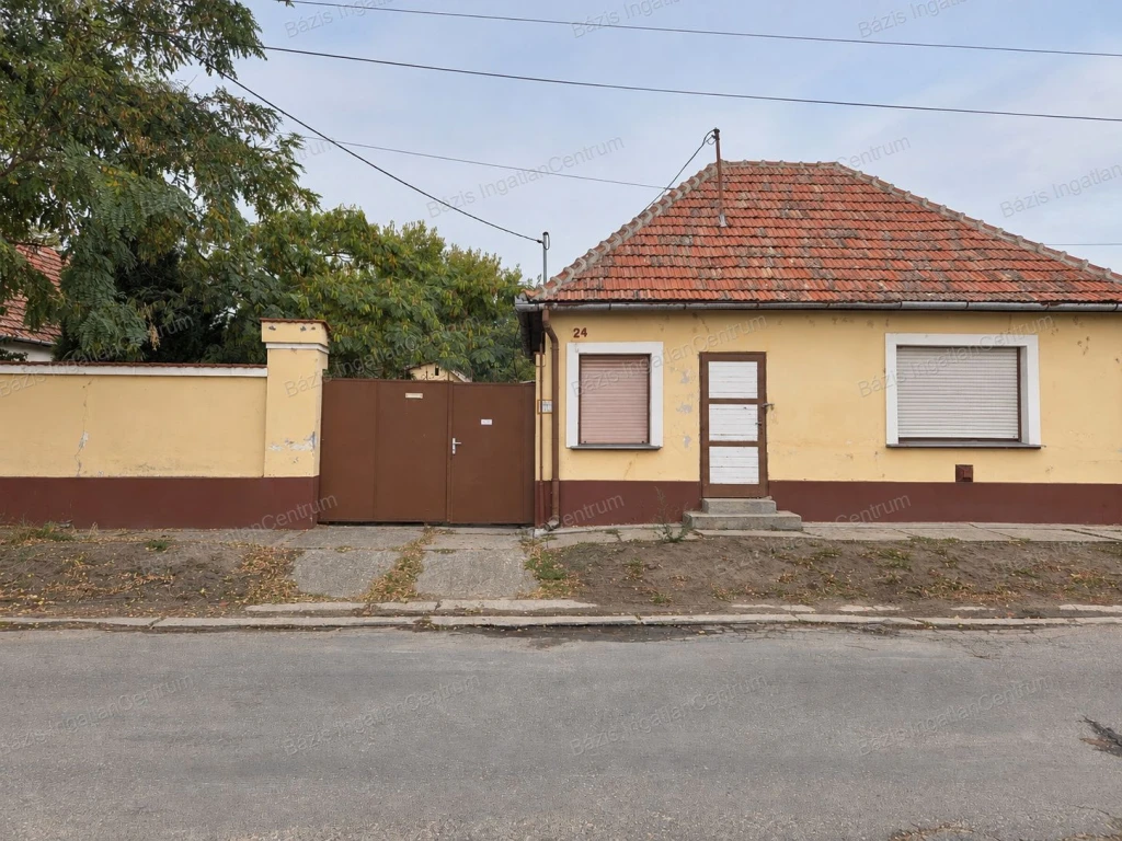 Jánoshalmán 79 m²-es, felújítandó családi ház eladó, 12 m²-es üzlethelyiséggel