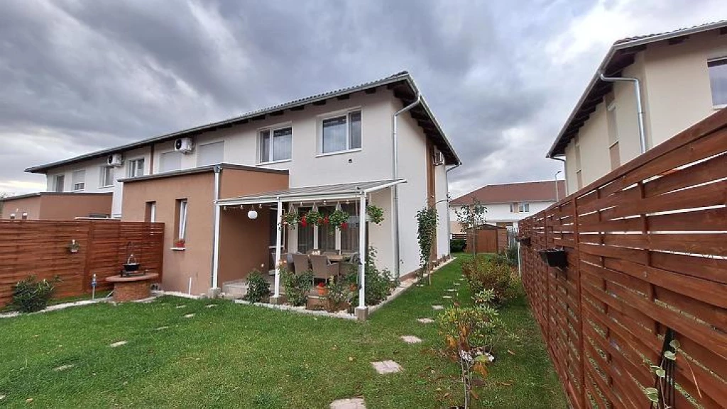 Eladó sorház, Göd