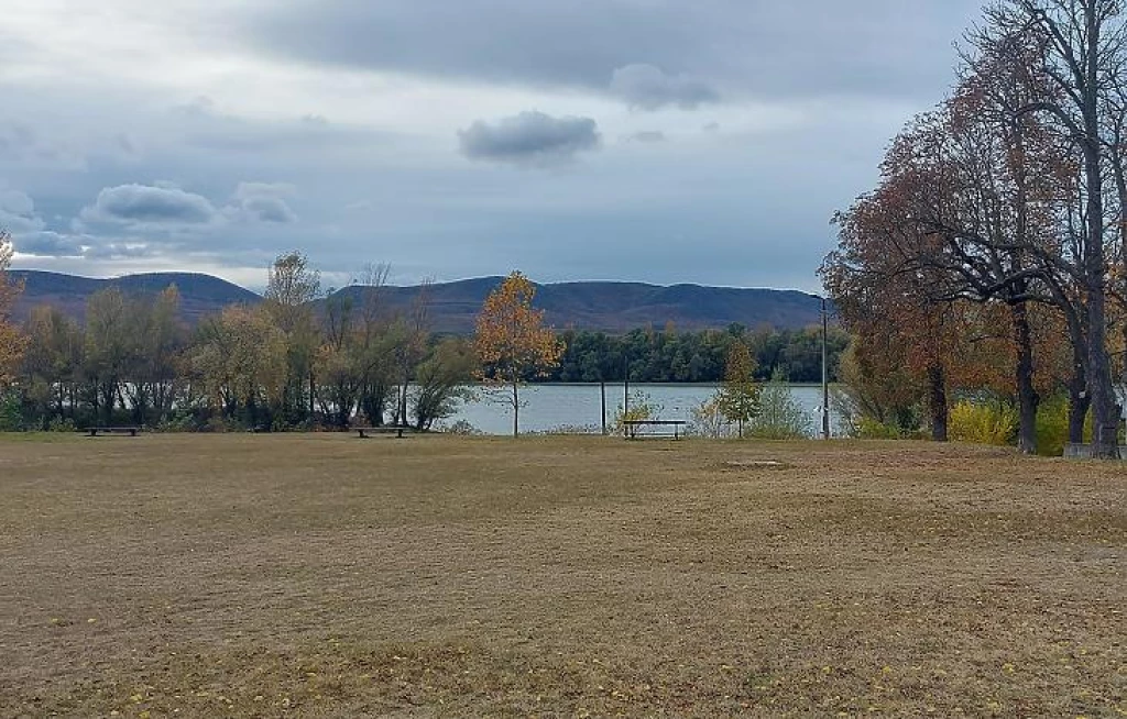 Eladó házrész, Sződliget