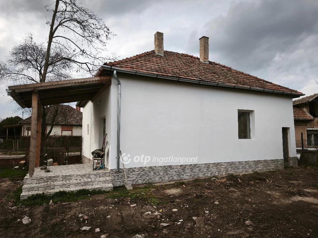 Eladó Ház, Baks