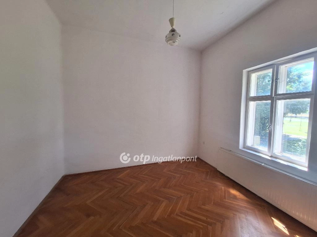 For sale brick flat, Mezőhegyes