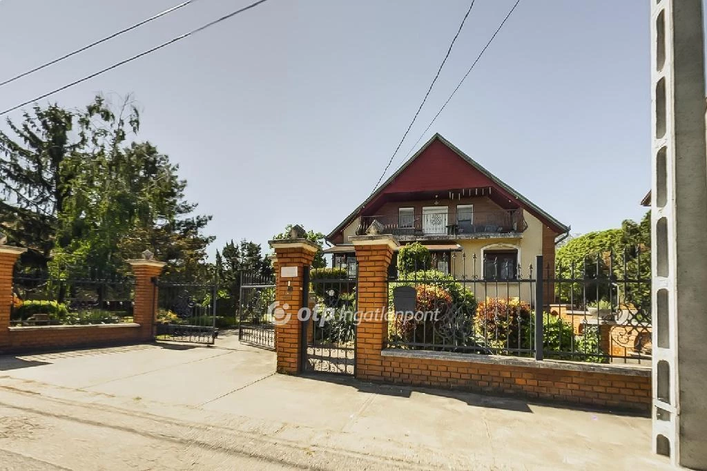 For sale house with a garden, Cegléd