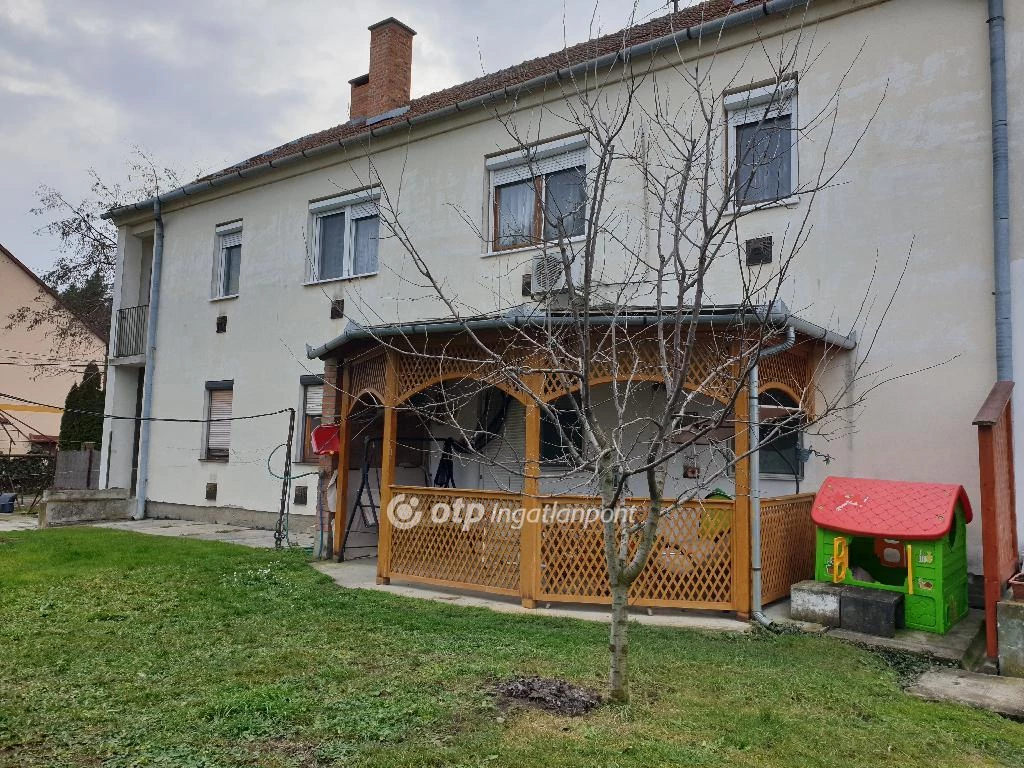 Eladó Lakás, Mezőhegyes