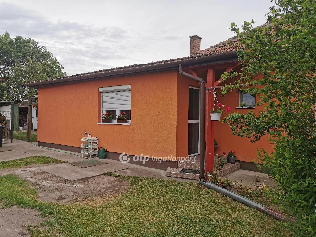 Eladó Ház, Törtel