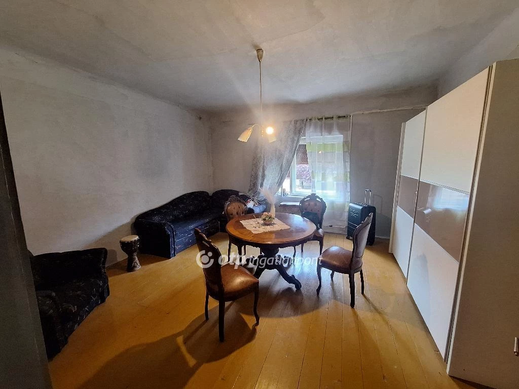 c3-1-name c2-1-name, Almáskamarás