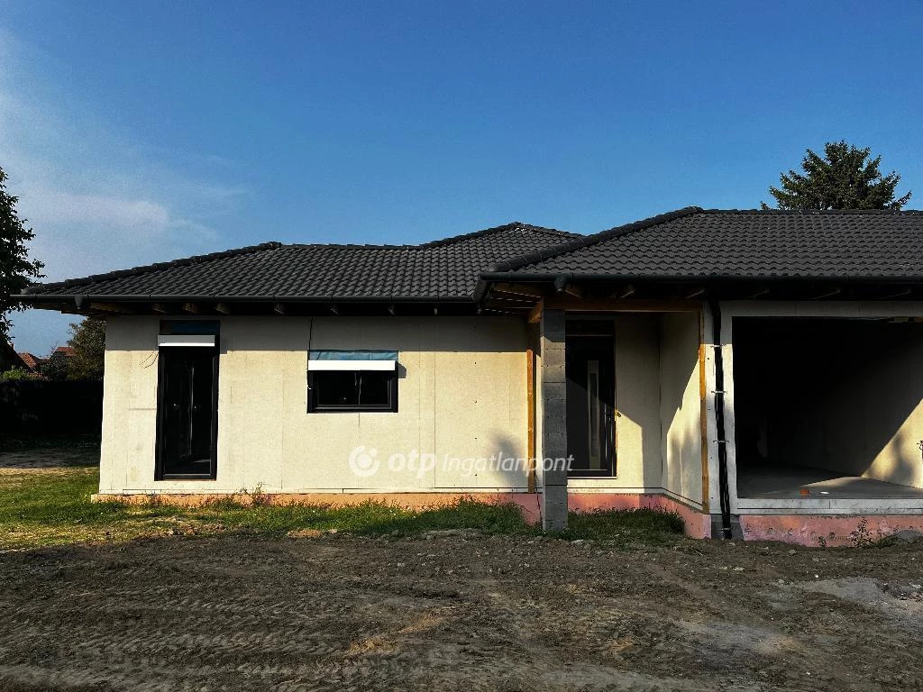 Eladó Ház, Cegléd