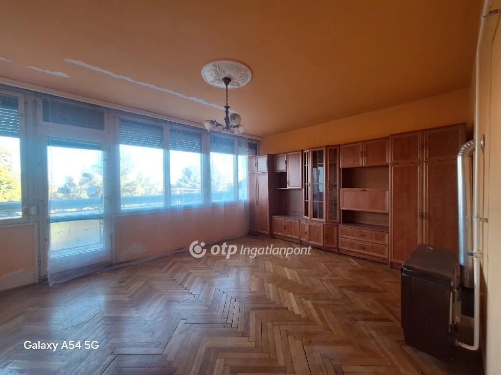 For sale brick flat, Gádoros