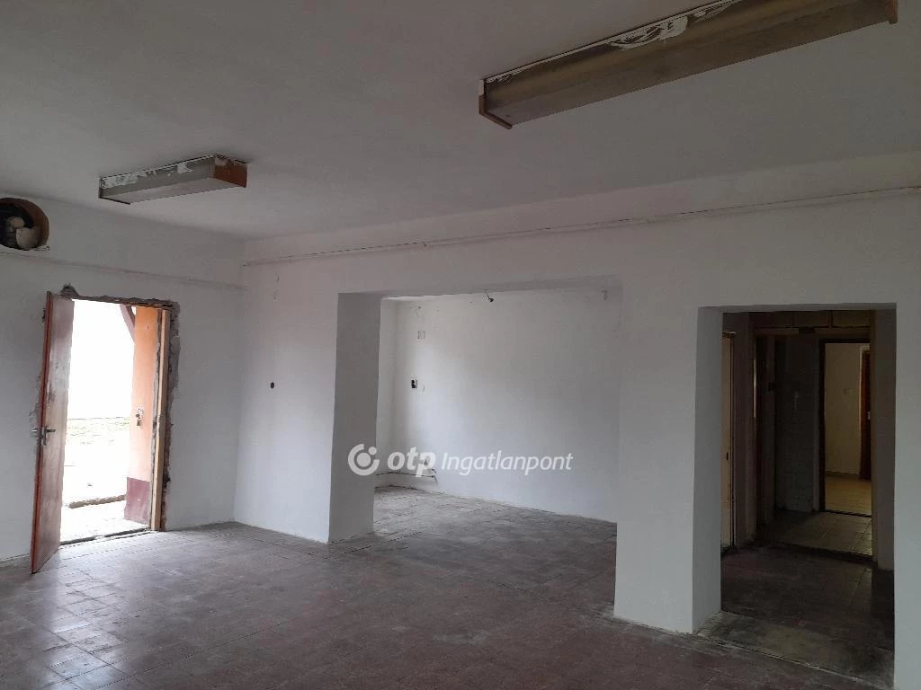 Eladó Étterem, Pitvaros