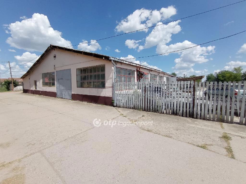 Eladó Műhely, Kondoros