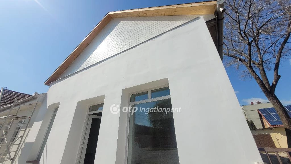 Eladó Üzlethelyiség, Jászberény