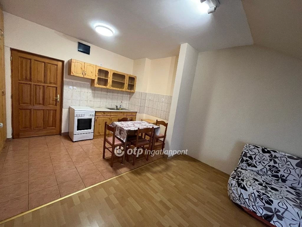 Eladó Lakás, Cserkeszőlő