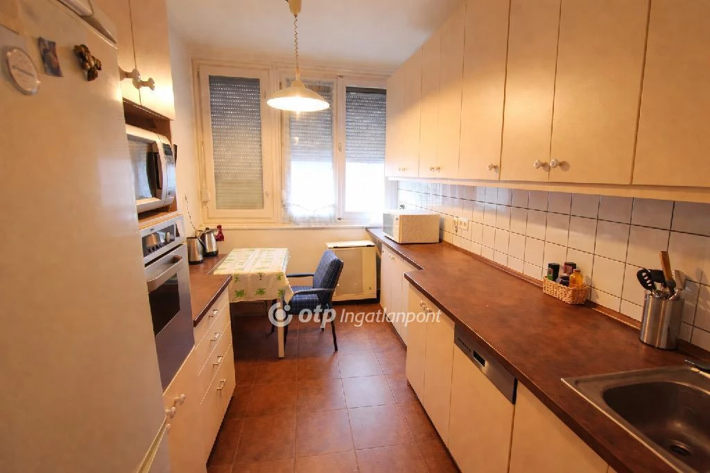 Eladó Lakás, Cegléd