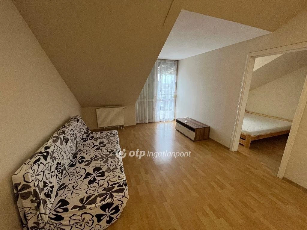 Eladó Lakás, Cserkeszőlő