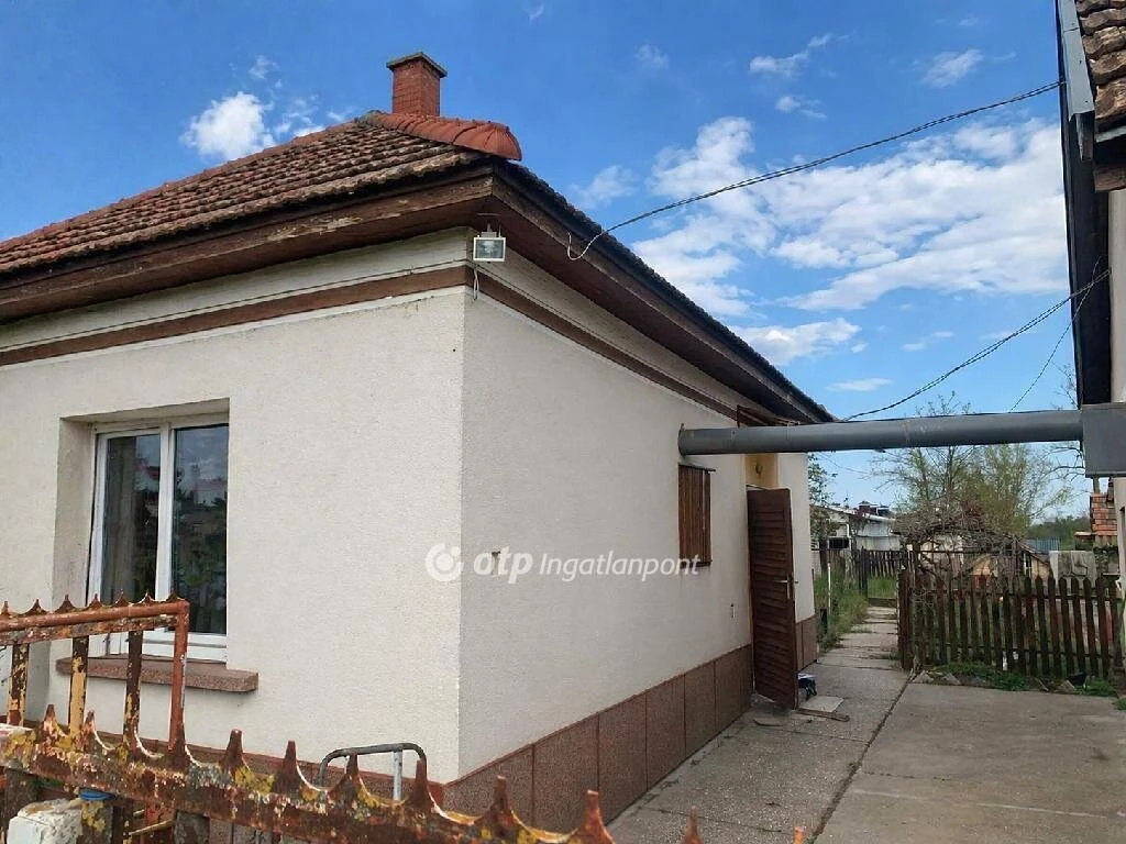 Eladó Ház, Törtel
