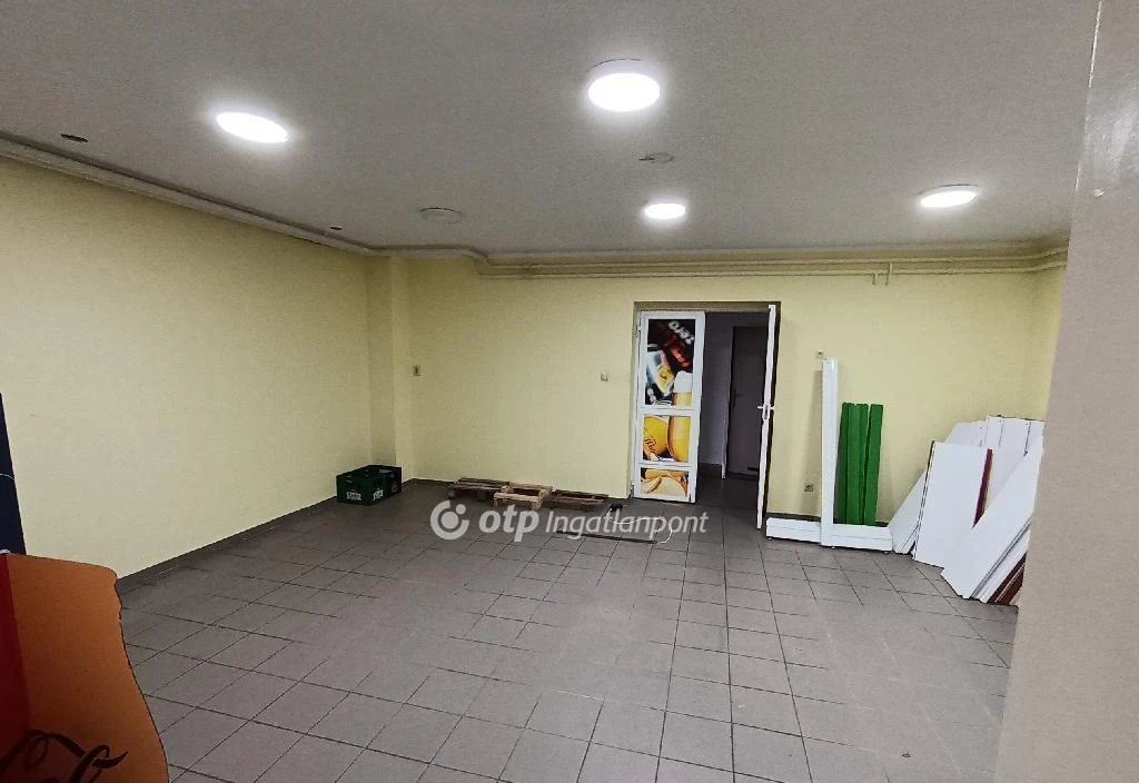 Eladó Üzlethelyiség, Szentes