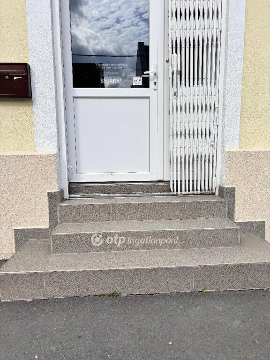 Eladó Üzlethelyiség, Szolnok