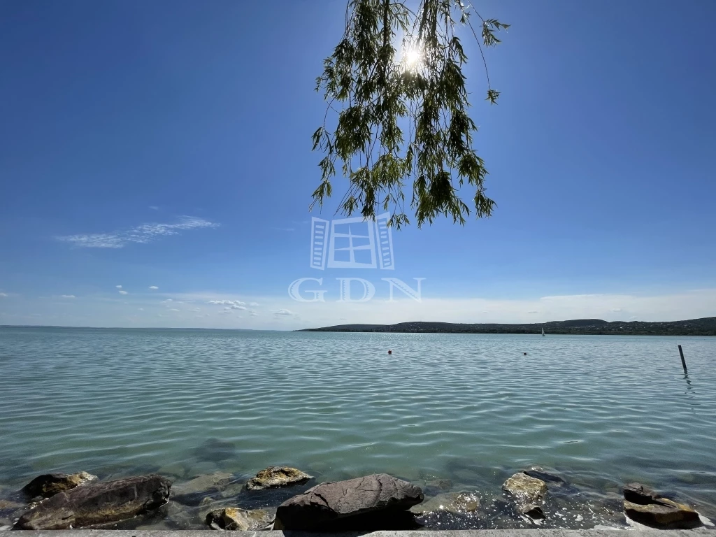 Eladó családi ház, Balatonfűzfő, Fűzfőfürdő, Külön bejáratú, kétgenerációs!