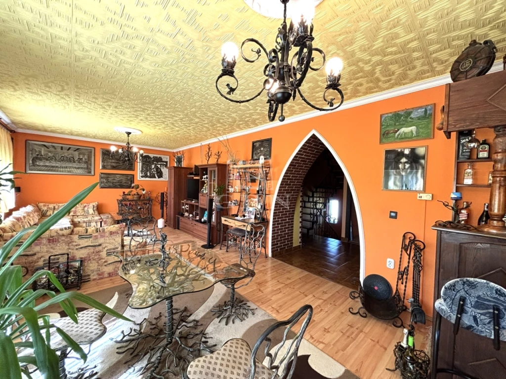 Eladó családi ház, Monorierdő, Lakhatás és üzleti tevékenység!