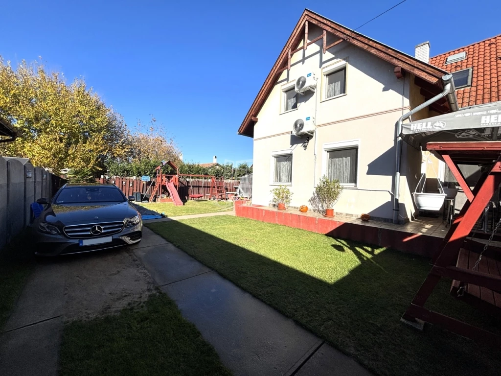 Eladó ikerház, Üllő, Ikerház gépesített medencével.