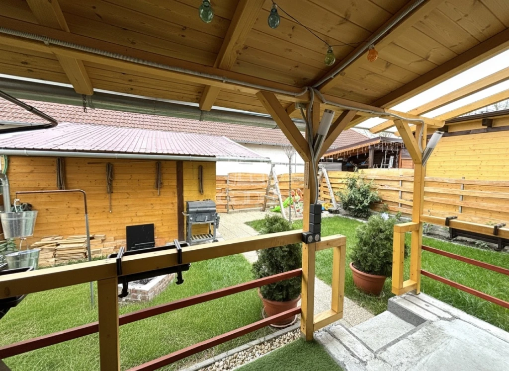 Eladó sorház, Csévharaszt, Kertkapcsolatos, sorházi lakás.