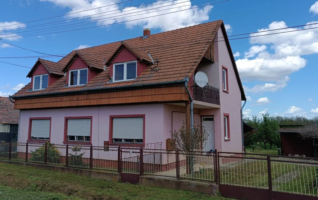 Tágas családi ház Nagyrada legcsendesebb utcájában!