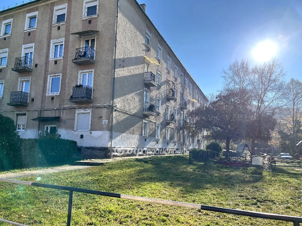 Eladó téglalakás, Salgótarján, Központ közeli