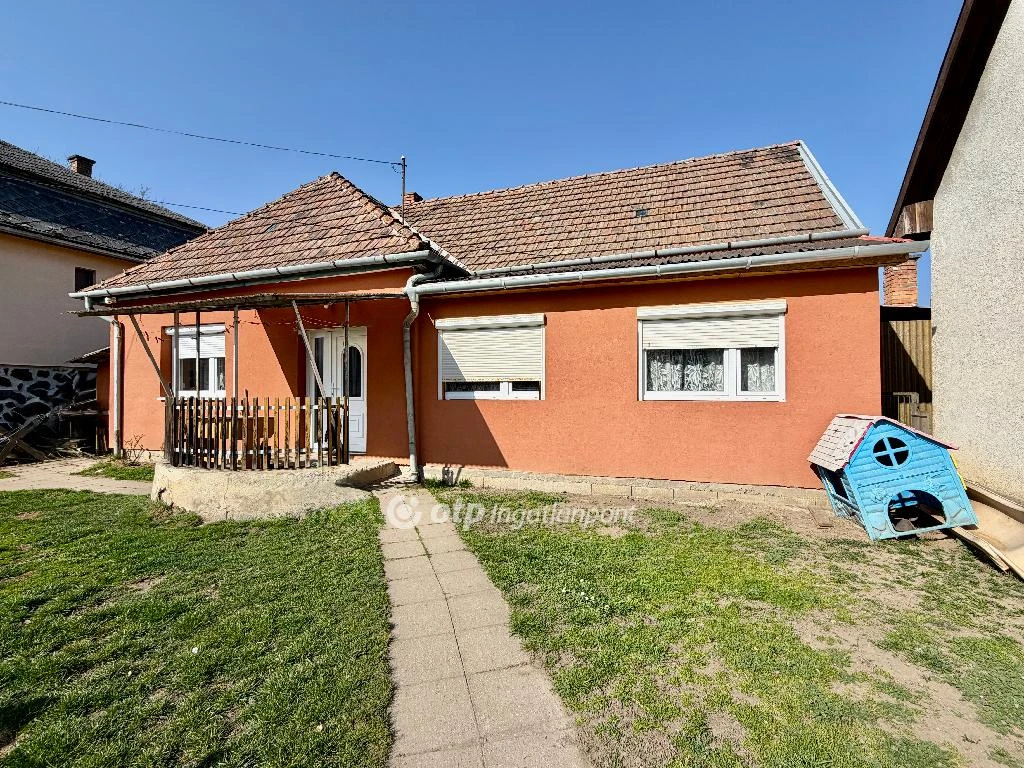 Eladó családi ház, Somoskőújfalu, mellékutca