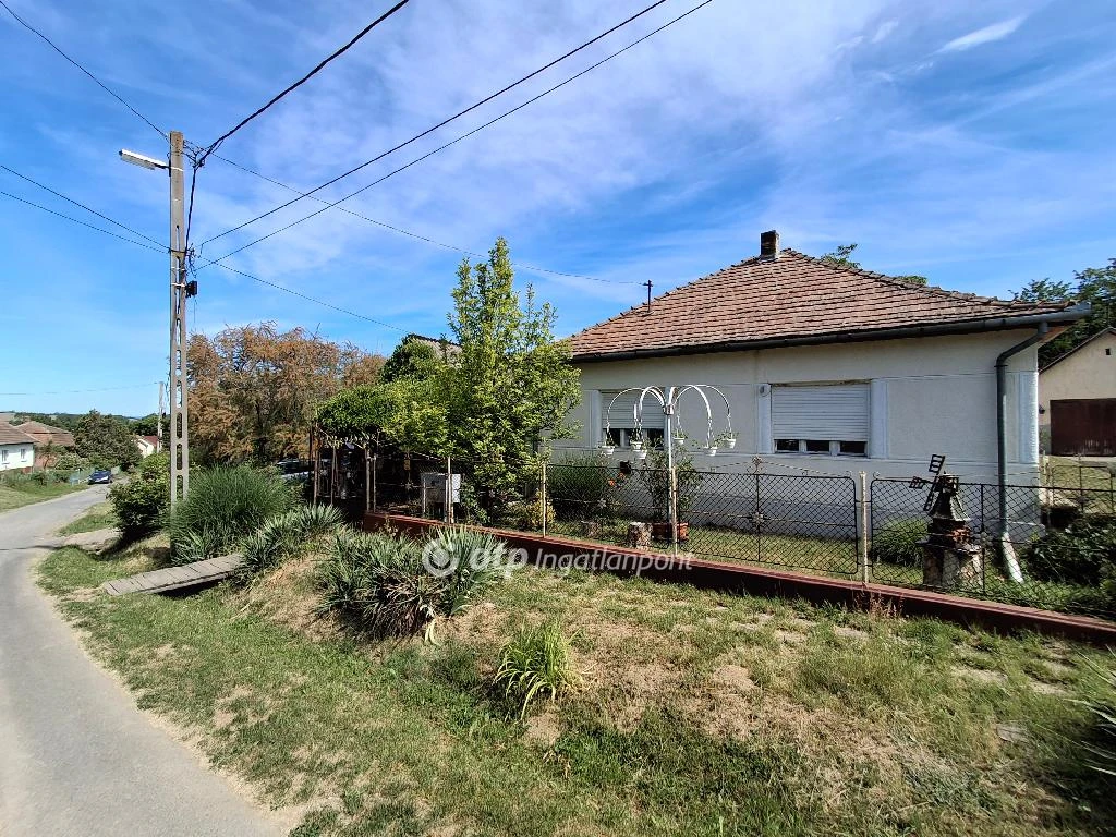 Eladó családi ház, Nagylóc, Csendes