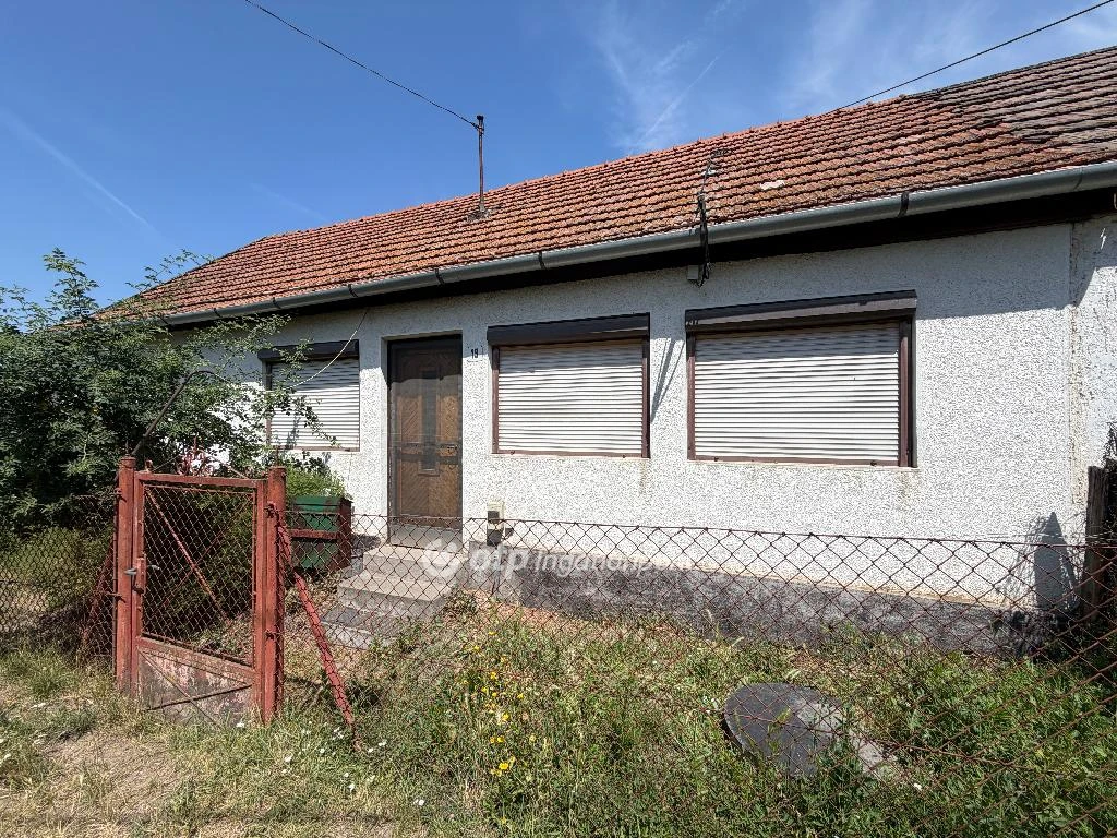 Eladó ikerház, Bátonyterenye, Mellékutca