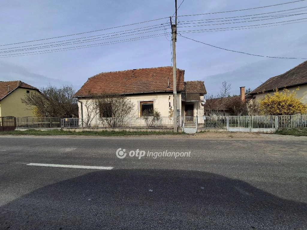 Eladó családi ház, Nagylóc, Frekventált