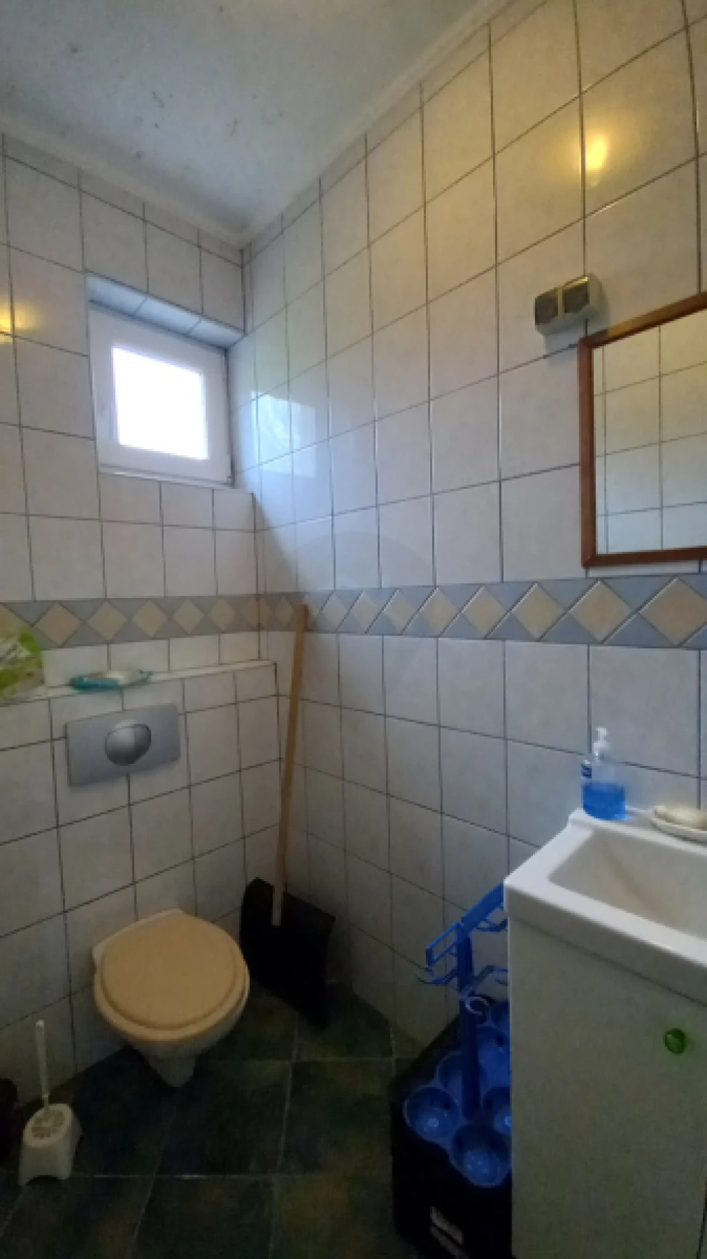 Eladó üzlet, Rózsaszentmárton