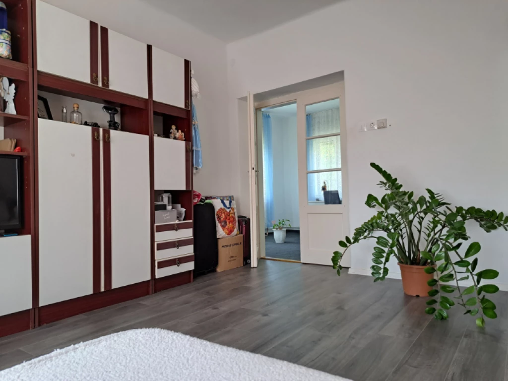 Eladó családi ház, Csány