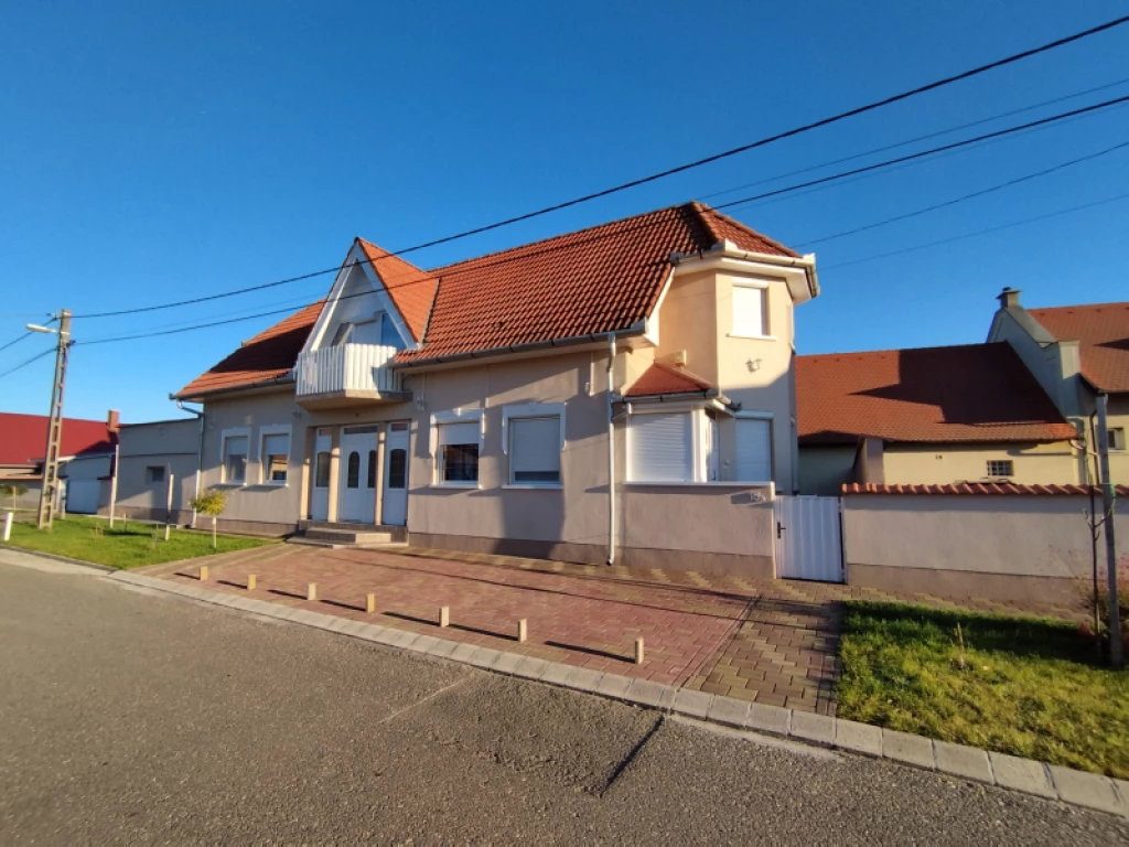 Eladó családi ház, Jászfényszaru