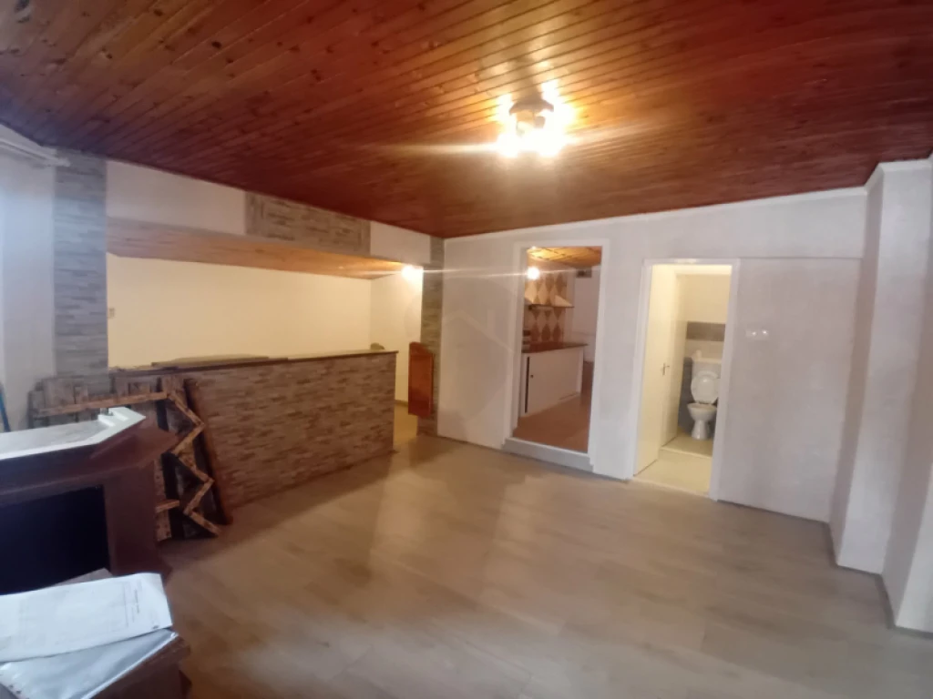 Eladó családi ház, Apc