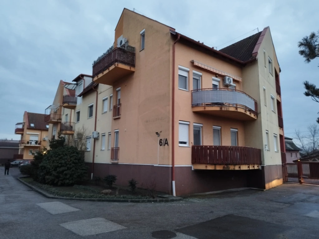 Eladó téglalakás, Hatvan