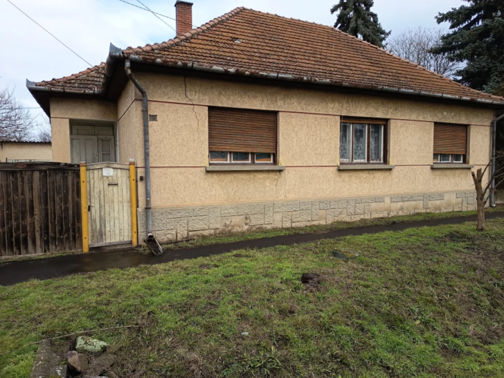 Eladó családi ház, Apc