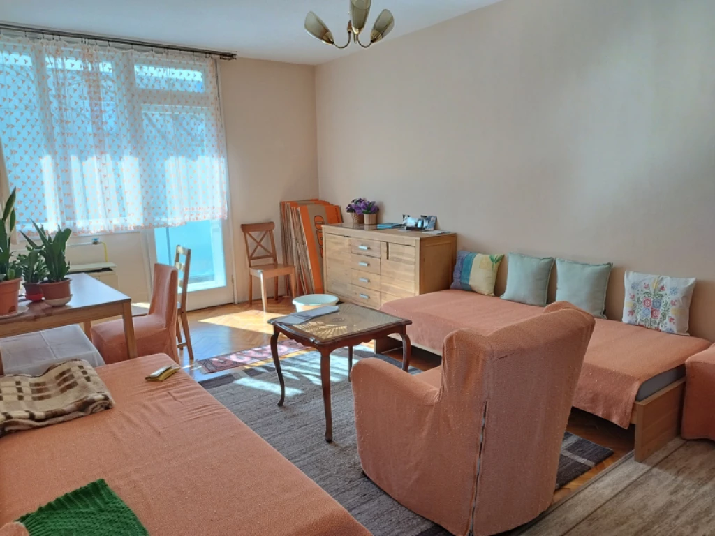 Eladó panellakás, Hatvan