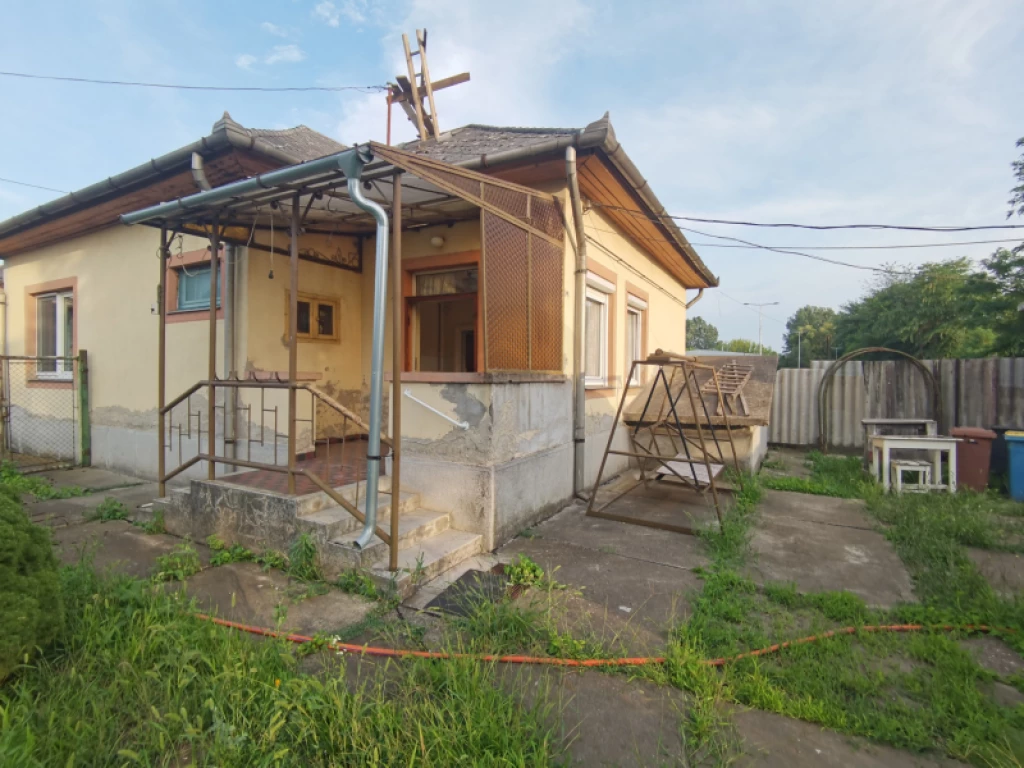 Eladó téglalakás, Hatvan