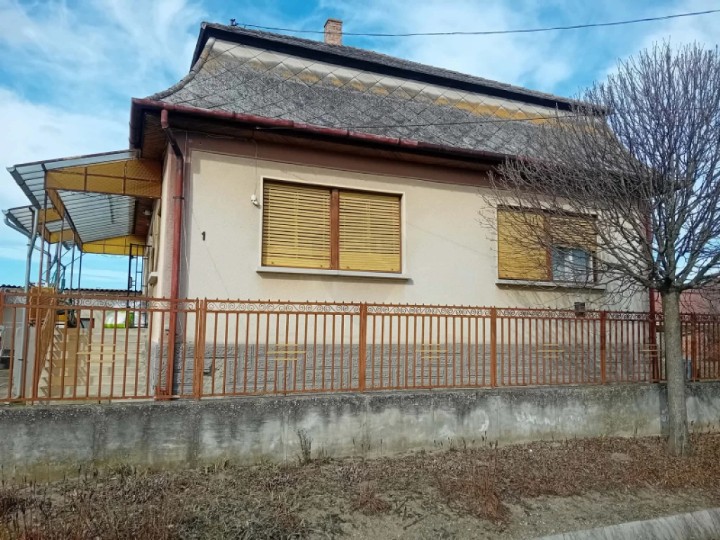 Eladó családi ház, Tura