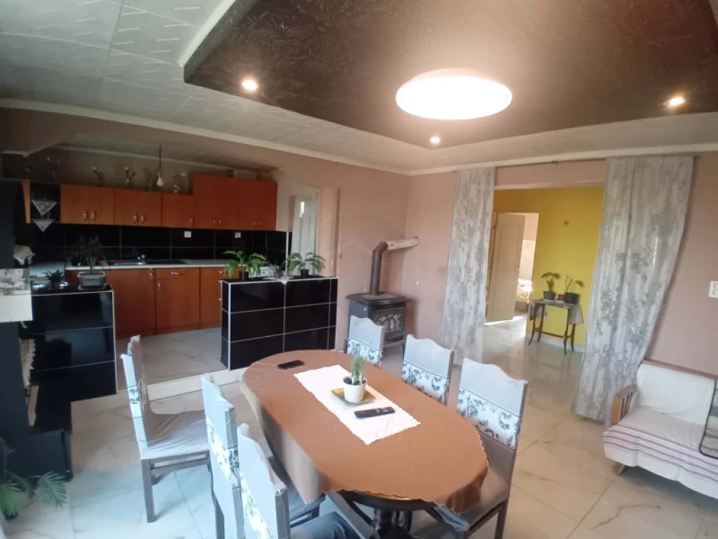 Eladó családi ház, Valkó