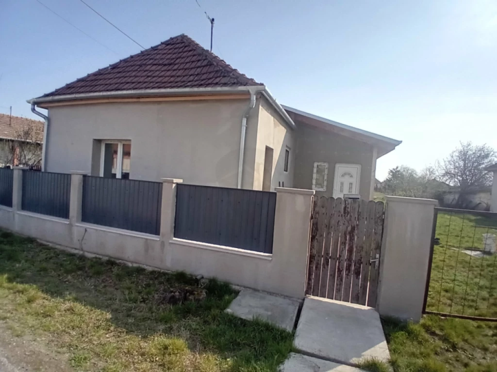 c3-1-name c2-1-name, Adács