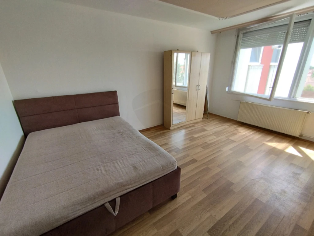Kiadó panellakás, Hatvan
