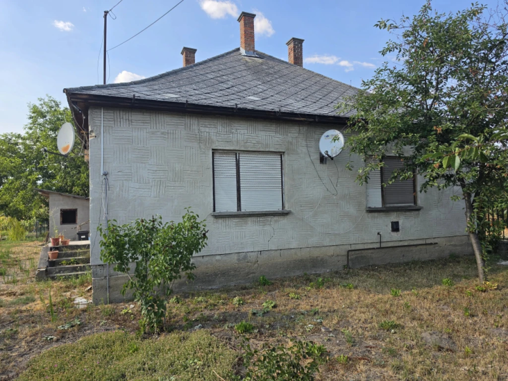 Eladó családi ház, Cece