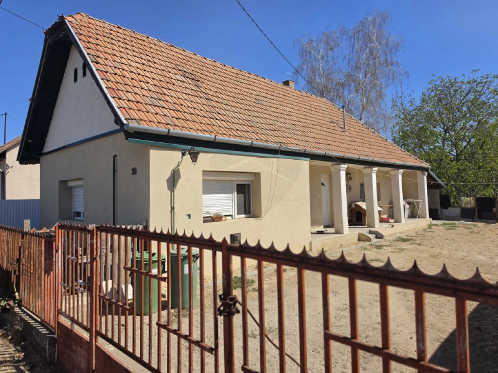 Eladó családi ház, Tura
